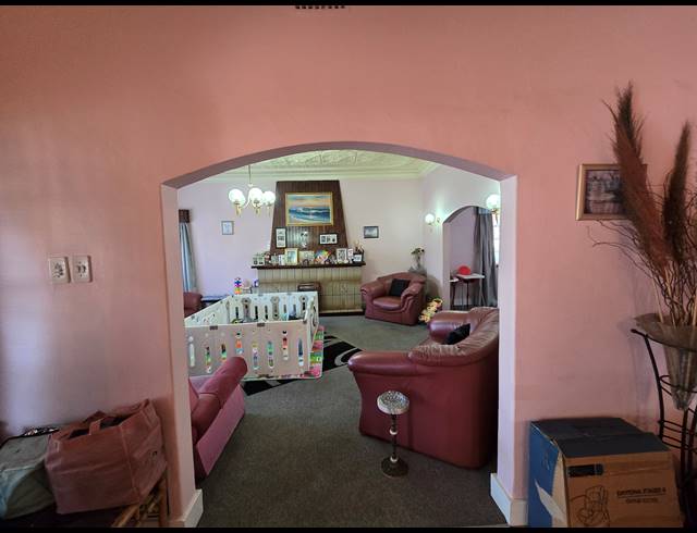 3 BEDROOM FREEHOLD FOR SALE IN THE HILL